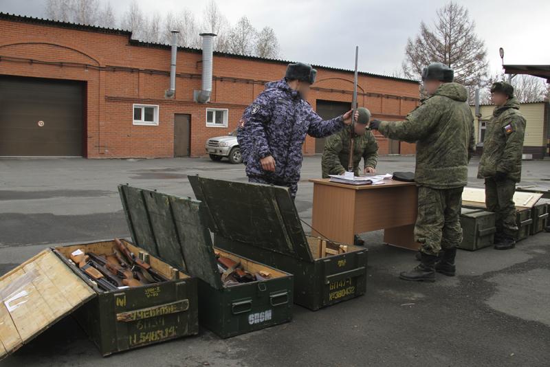 В Кузбассе Росгвардия передала российским военнослужащим 100 единиц конфискованного оружия для борьбы с дронами