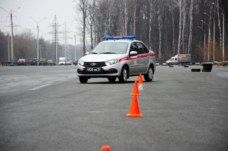 Пензенские росгвардейцы освоили навыки экстремального вождения в преддверии зимнего периода