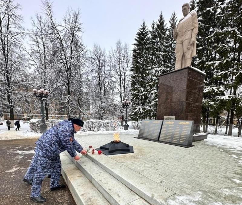 В Рузаевке росгвардейцы возложили цветы к памятнику павшим войнам