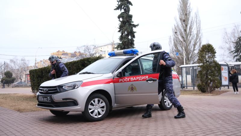 Росгвардейцы задержали группу лиц, пытавшихся проникнуть на территорию жилого дома в Тамбове