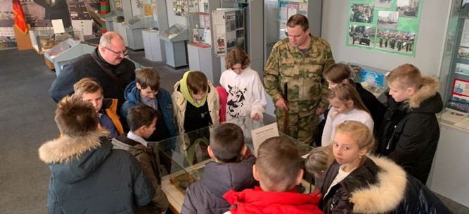 Пензенские росгвардейцы провели познавательные мероприятия для школьников в День Конституции РФ