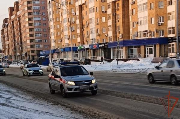 В Нижневартовске экипаж Росгвардии помог местной жительнице вытащить автомобиль из снежного плена