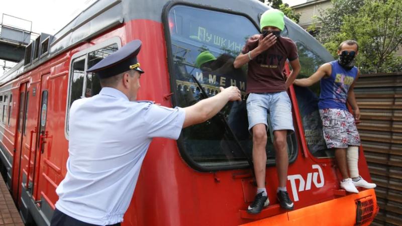 Сотрудники транспортной полиции Воронежа напоминают гражданам об опасности проезда на железнодорожных вагонах в неприспособленных для этого местах