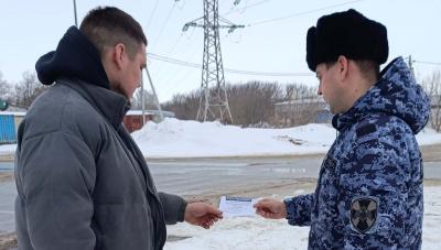 В Бугуруслане сотрудники вневедомственной охраны Росгвардии приняли участие в  акции «Безопасный дом, подъезд, квартира»