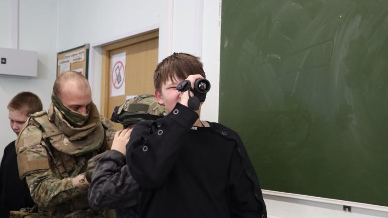 Сотрудники Росгвардии провели урок мужества для московских школьников