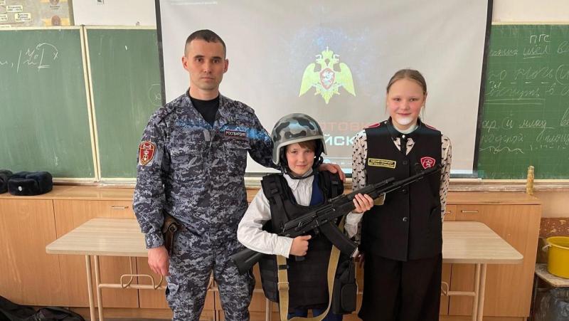 В Кирове сотрудники вневедомственной охраны провели урок мужества, посвященный Дню войск национальной гвардии РФ