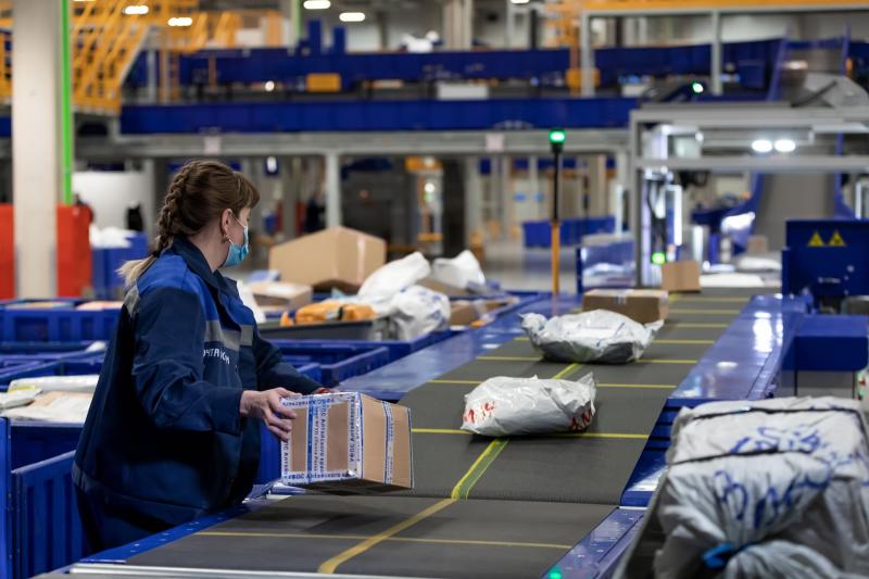 Почти 5 млн отправлений: Почта России подвела итоги «высокого сезона» в Омской  области