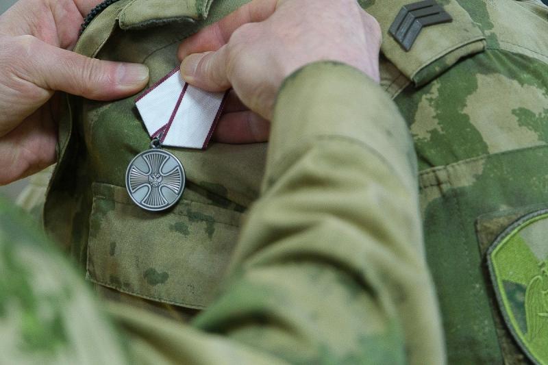 Военнослужащим Уральского округа Росгвардии вручены государственные награды