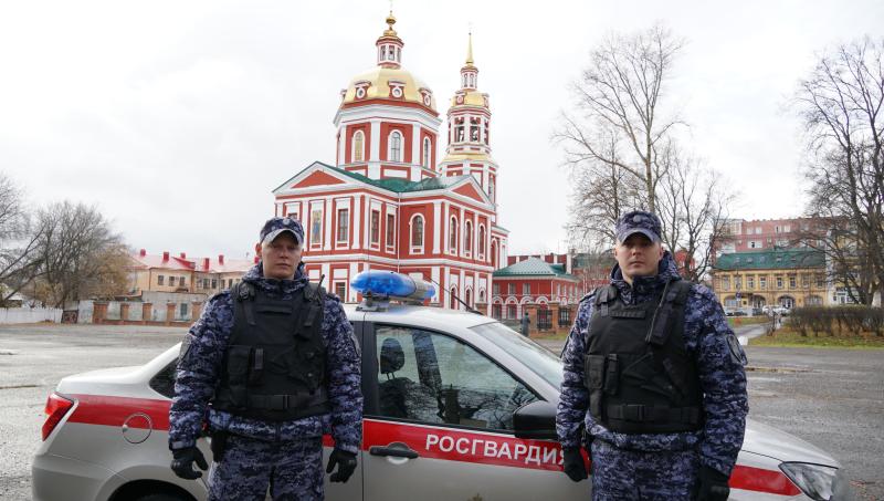 В Кирове росгвардейцы задержали любителя бесплатных водки и пива