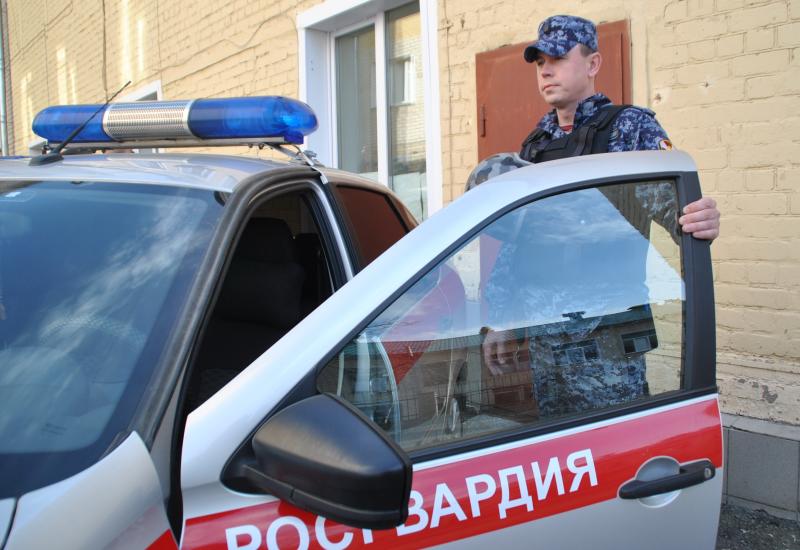 В Кирове росгвардейцы задержали подозреваемого в краже спиртного и сотового телефона