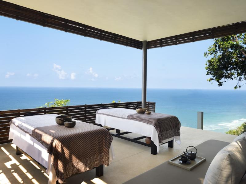 Обновление спа-меню в Alila Villas Uluwatu: SUP-йога в инфините-пуле на краю утеса и аэройога на закате