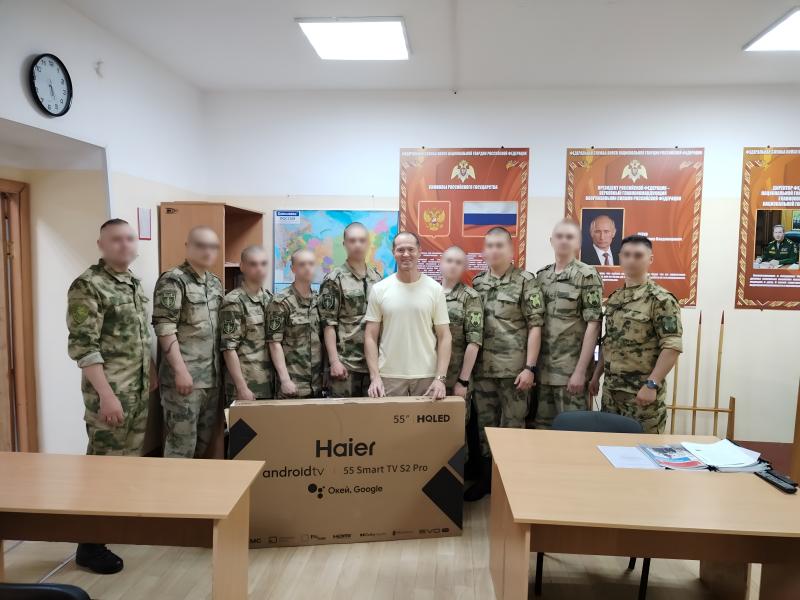 В Кирове ветераны Росгвардии к Дню части подарили военнослужащим телевизор