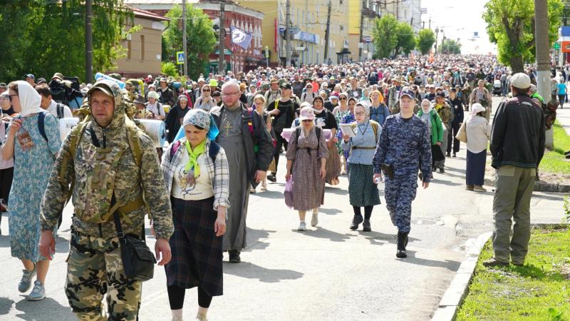 В Кировской области росгвардейцы обеспечивают безопасность участников Великорецкого крестного хода