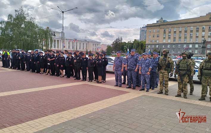 Росгвардейцы приняли участие в гарнизонном разводе на центральной площади Орла