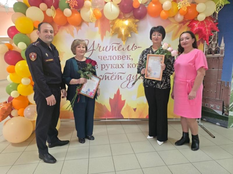 В Югре Росгвардия поздравила учителей с профессиональным праздником