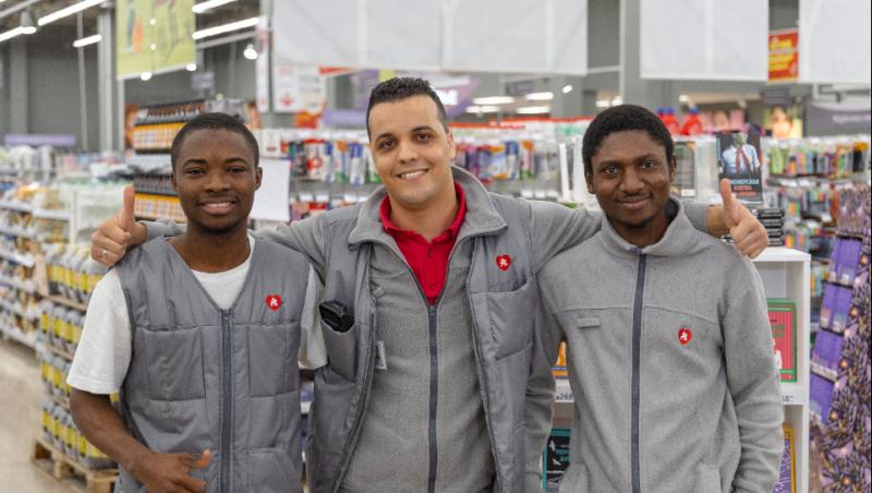 Проект “МОСТ”: АШАН расширил границы найма, трудоустроив 800 иностранцев из 70 стран